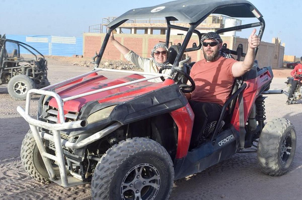 kaks meest sõidavad neljarattalise autoga