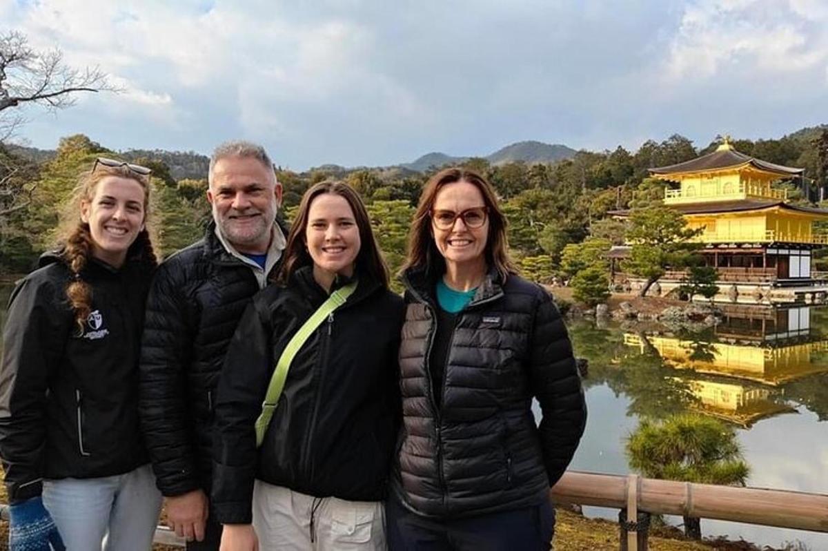 un gruppo di persone in posa per una foto davanti a un edificio