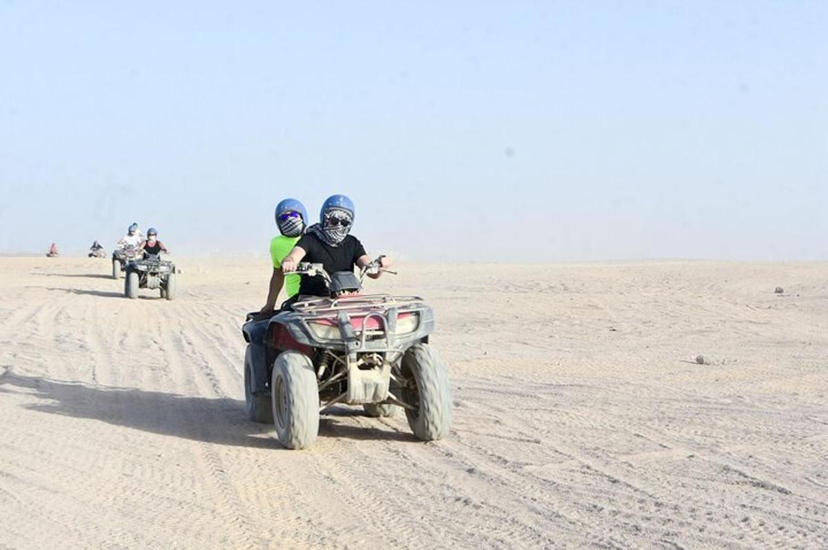 dues persones que viatgen en un quad al desert