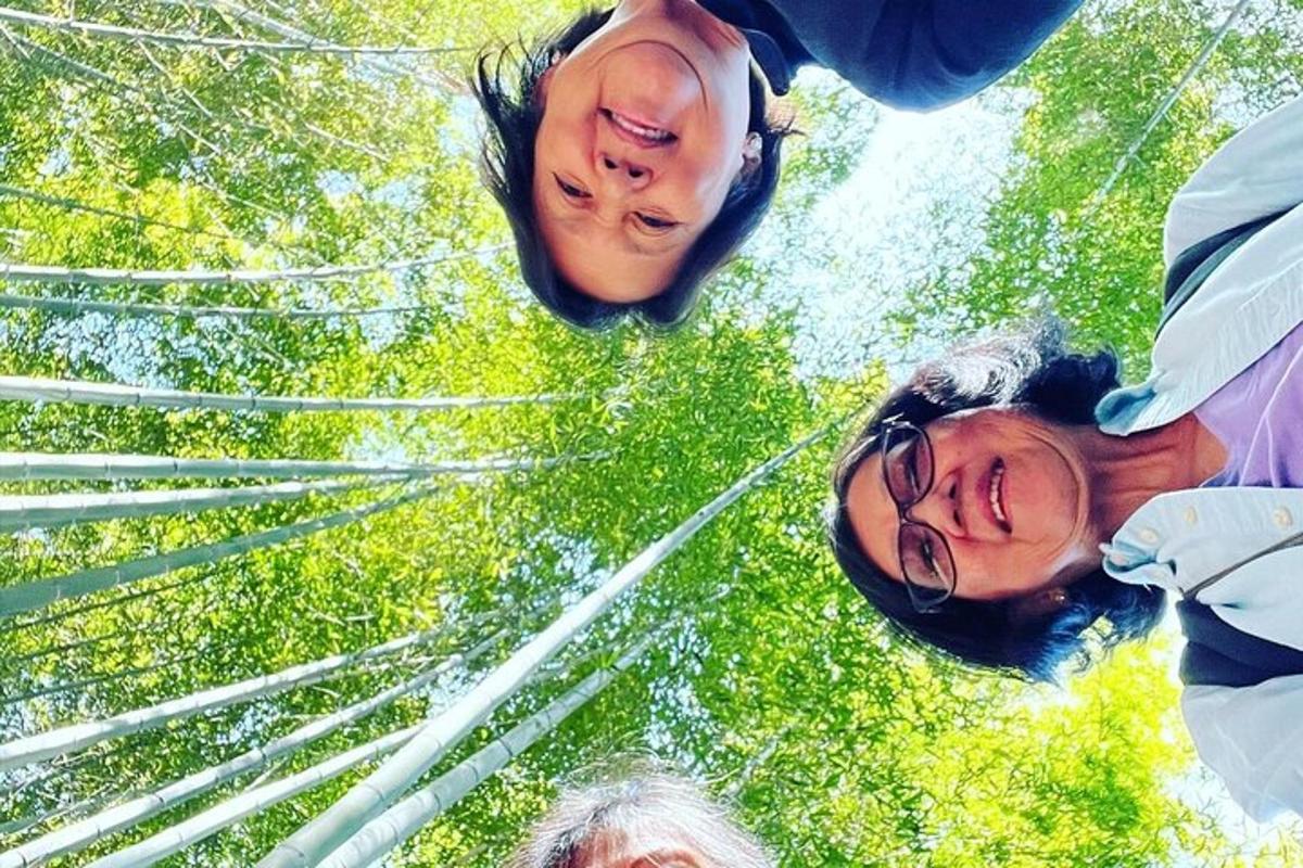 un gruppo di persone in piedi sull'erba