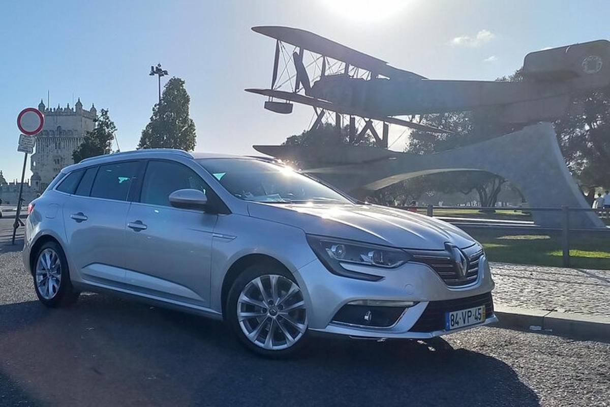 lennuki ette pargitud hõbedane auto