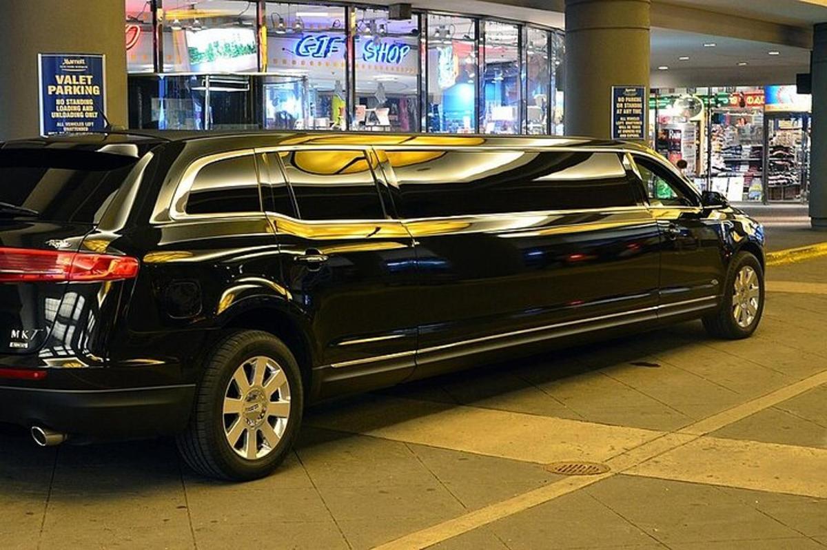 en svart limousine parkerad i ett köpcentrum