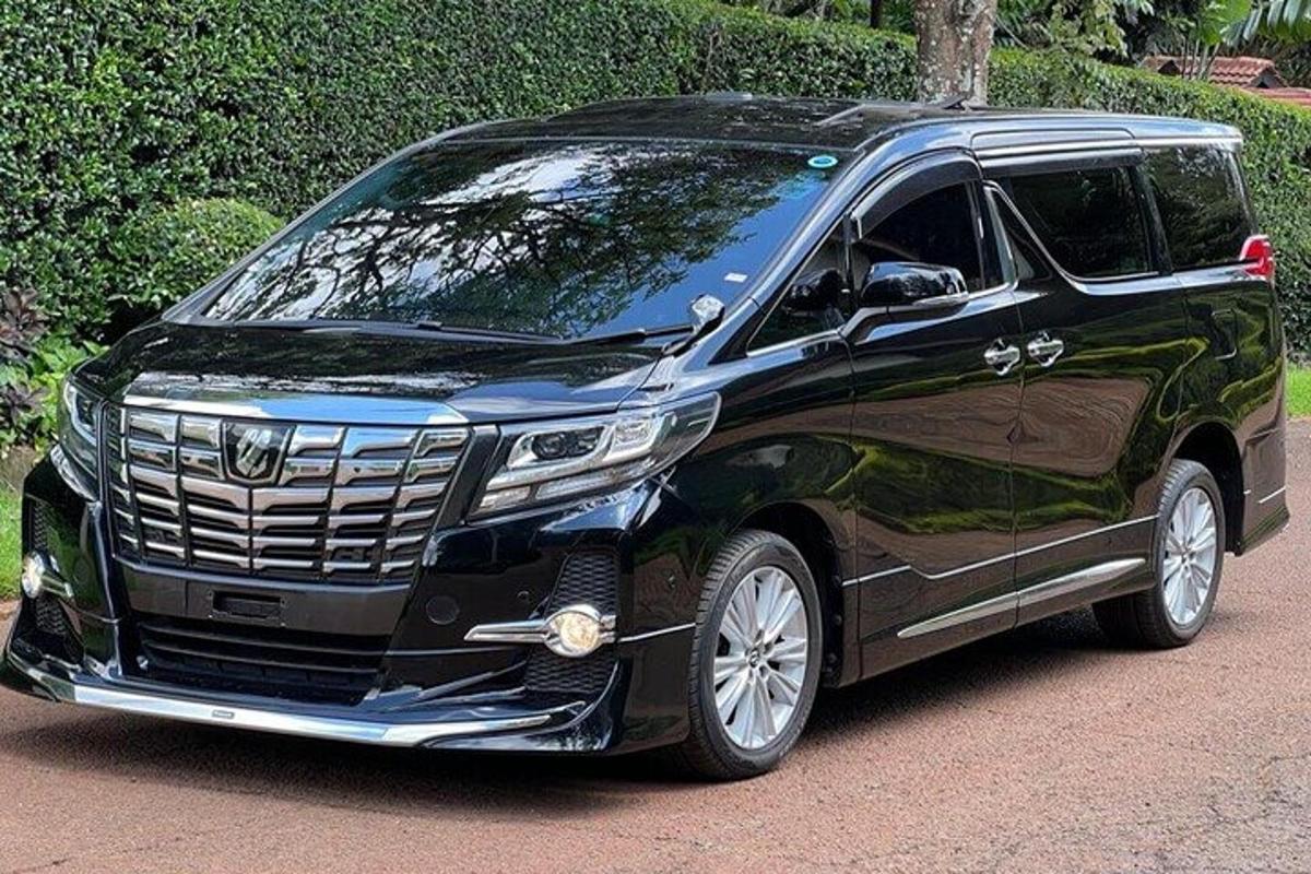 un SUV nero è parcheggiato su una strada