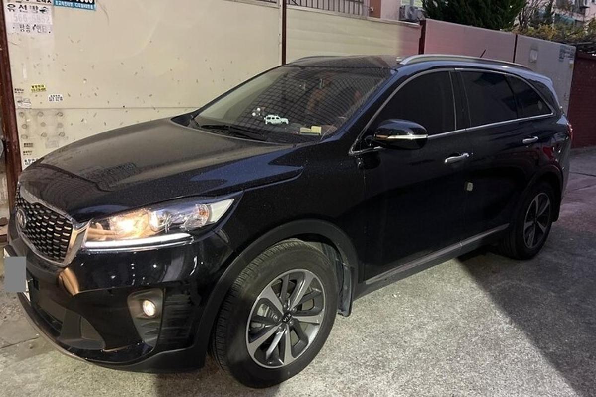 černé SUV zaparkované na parkovišti