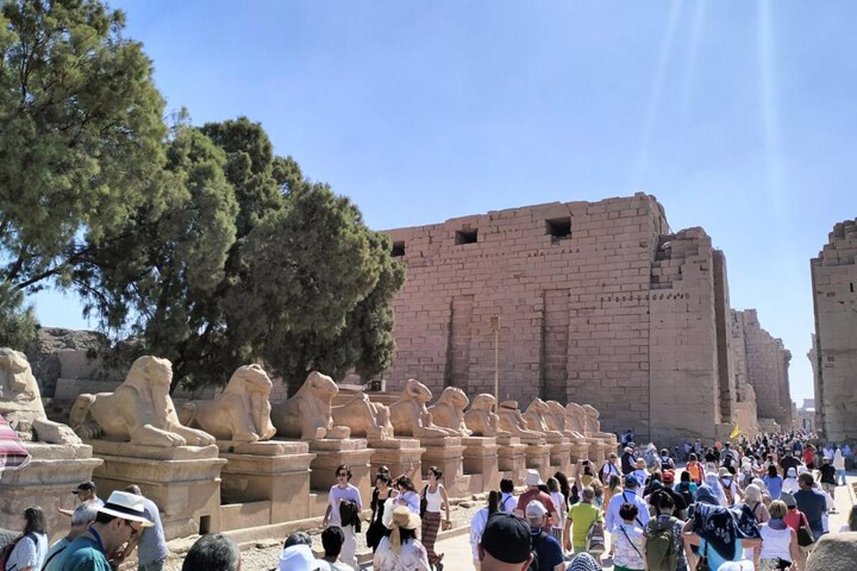 una multitud de persones dempeus davant d'un edifici