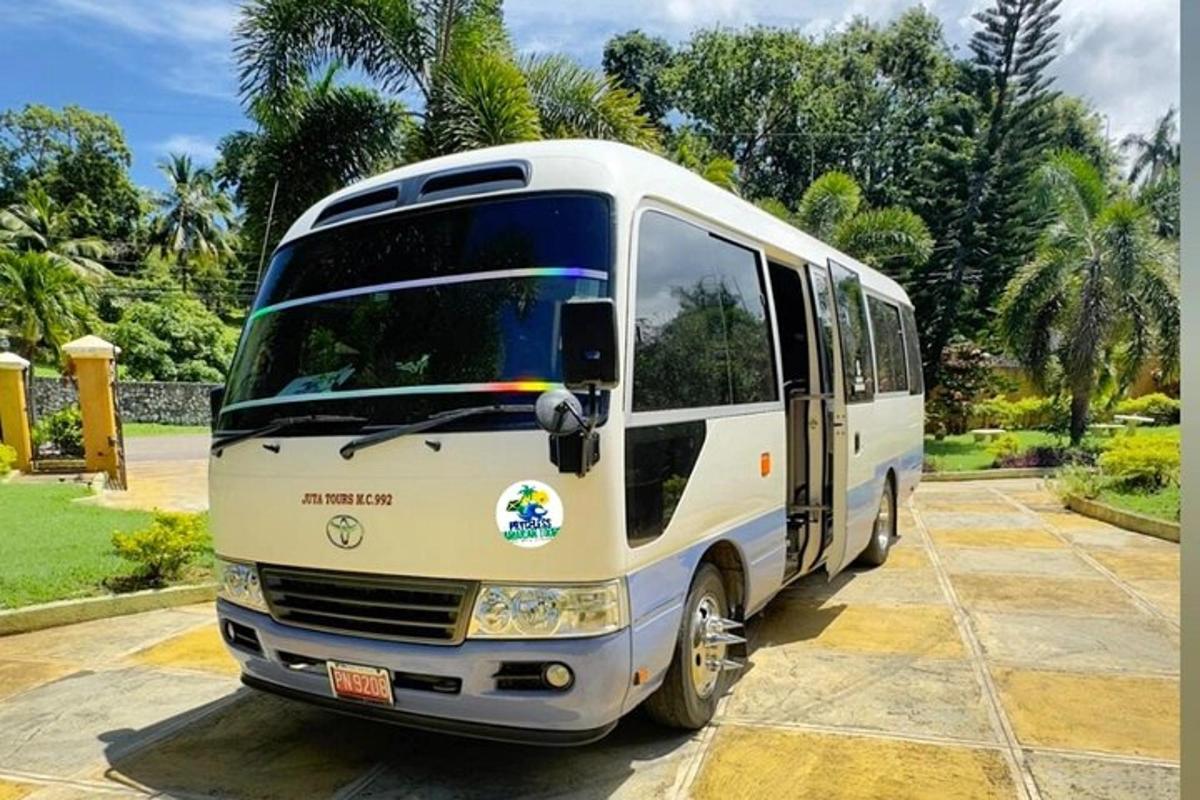 bílý autobus zaparkovaný na parkovišti