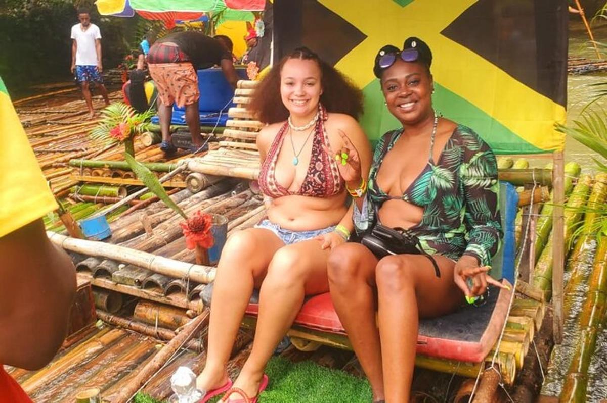 un uomo e una donna in bikini seduti su una panchina