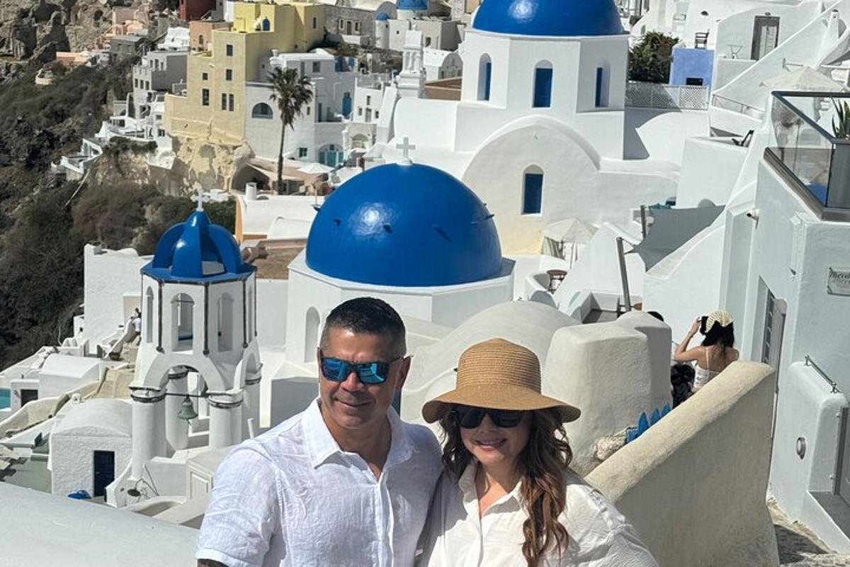 ένας άνδρας και μια γυναίκα που στέκονται στην κορυφή ενός κτιρίου