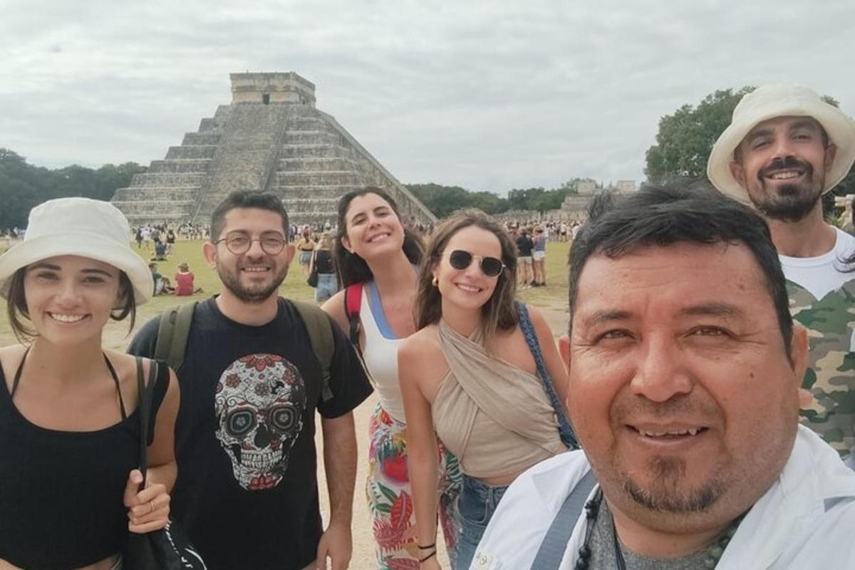 skupina ľudí stojaca pred pyramídou