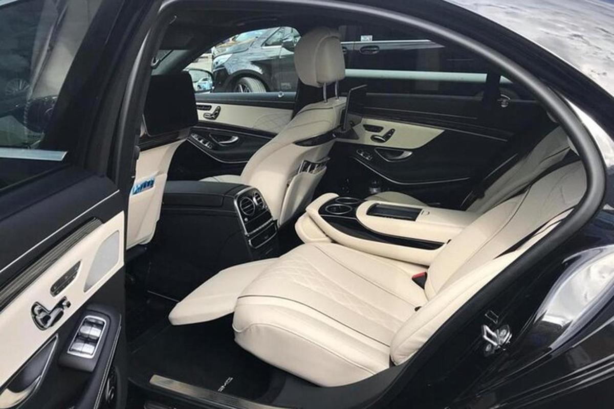 sebuah kereta dengan tempat duduk belakang di belakang