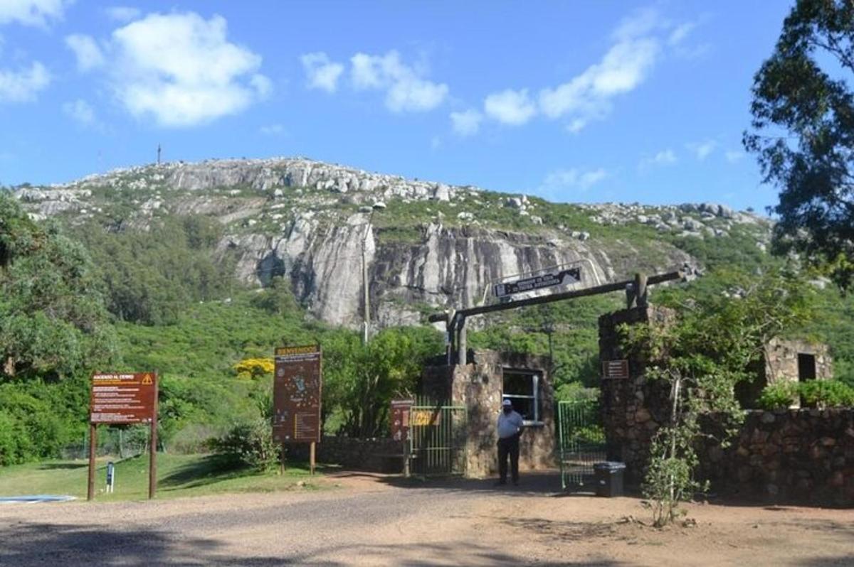 un uomo è in piedi all'ingresso di una montagna