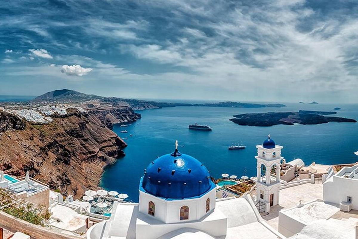 un edifici blau i blanc amb vistes a l'oceà