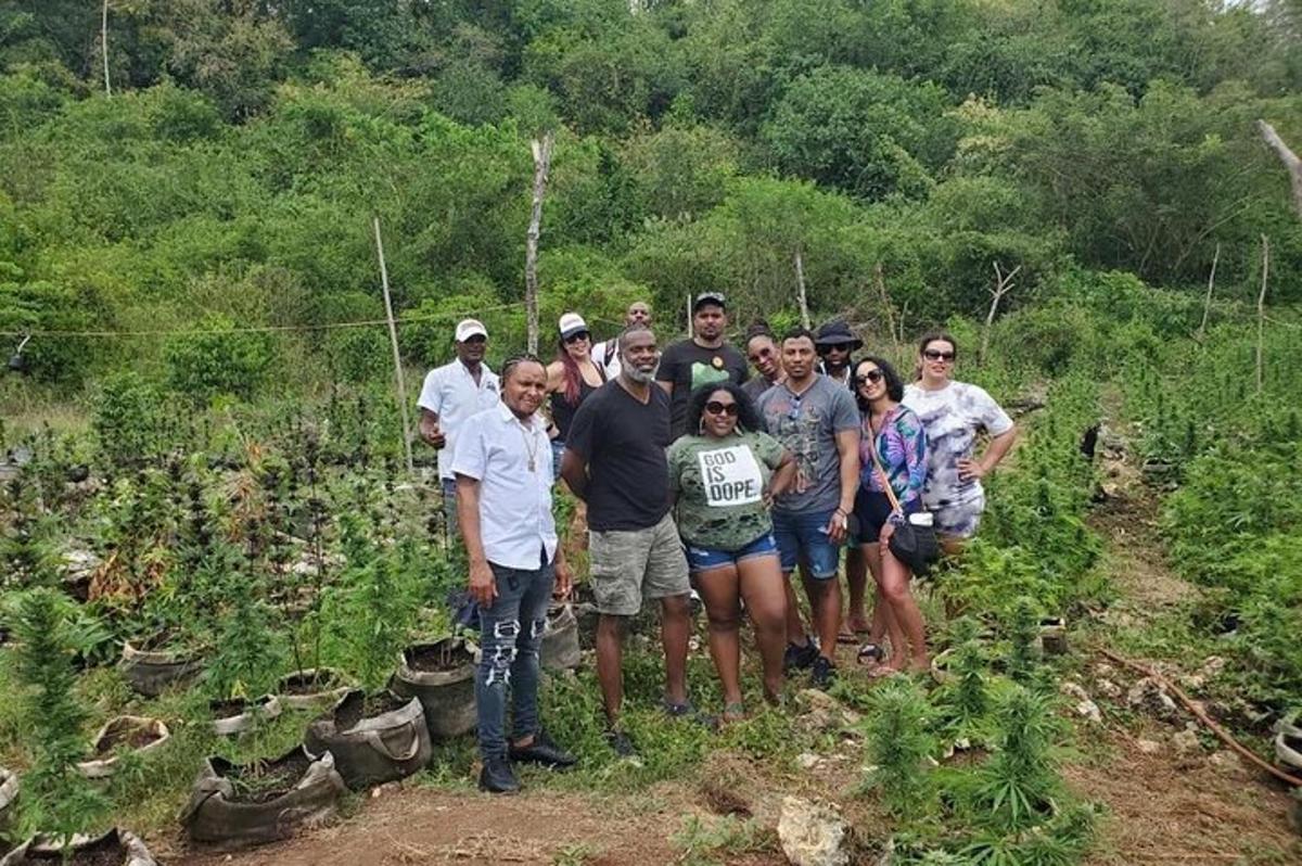 un gruppo di persone in posa per una foto su una collina