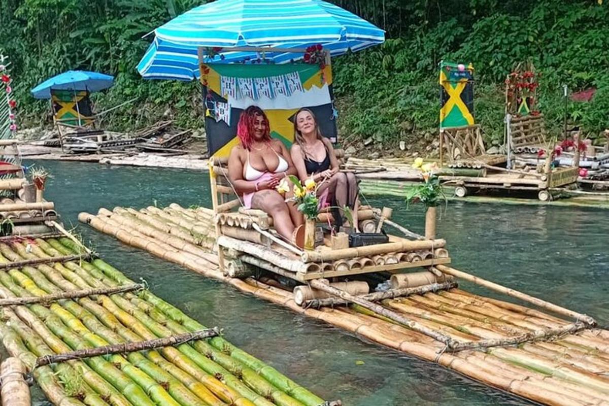 due donne sedute su una zattera in acqua