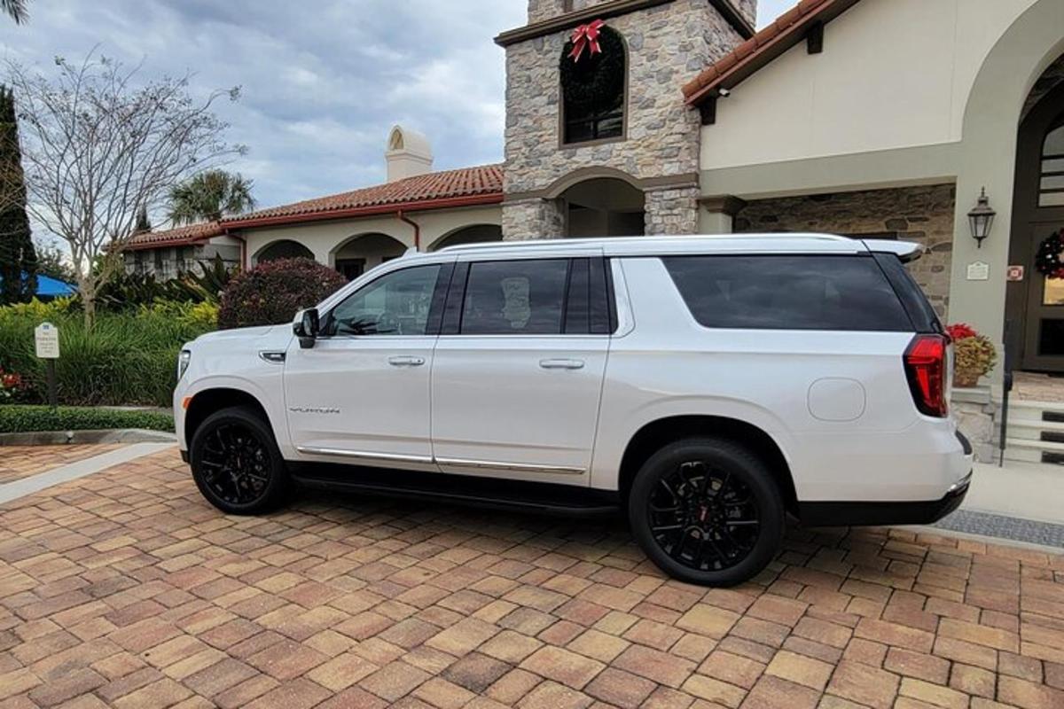 bílé SUV zaparkované před domem