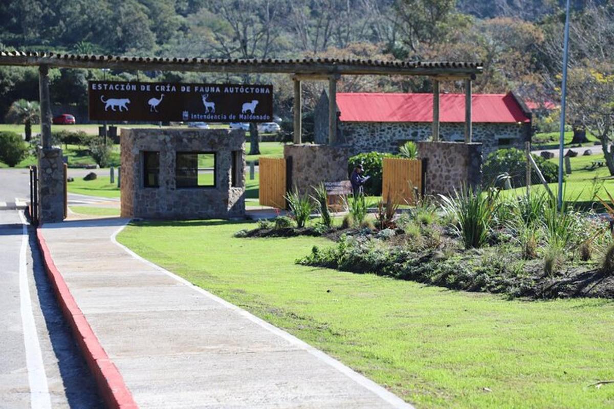 un cartello per un parco con un edificio e un prato