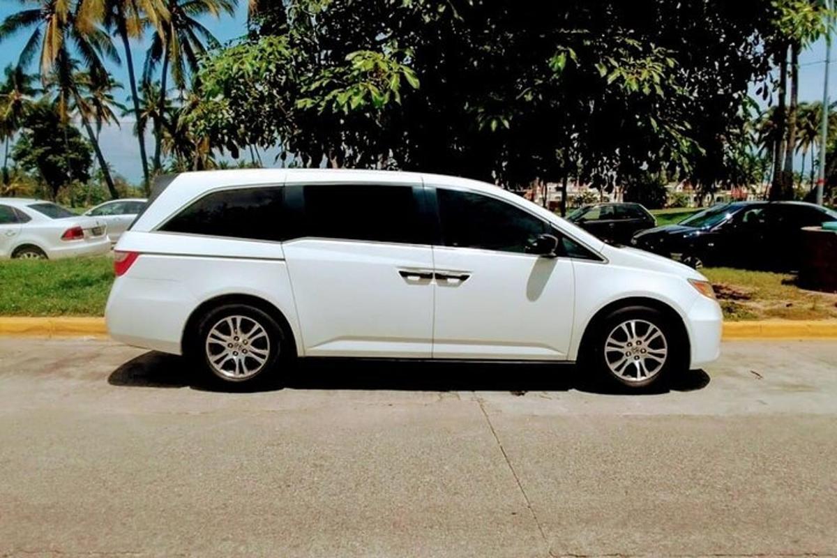 sebuah kereta putih diletakkan di tempat letak kereta