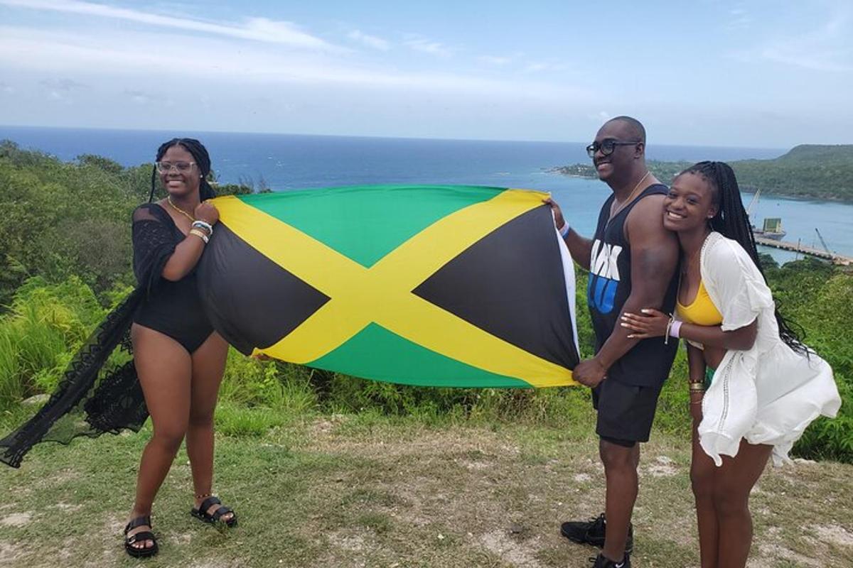un grup de tres persones que sostenen una bandera