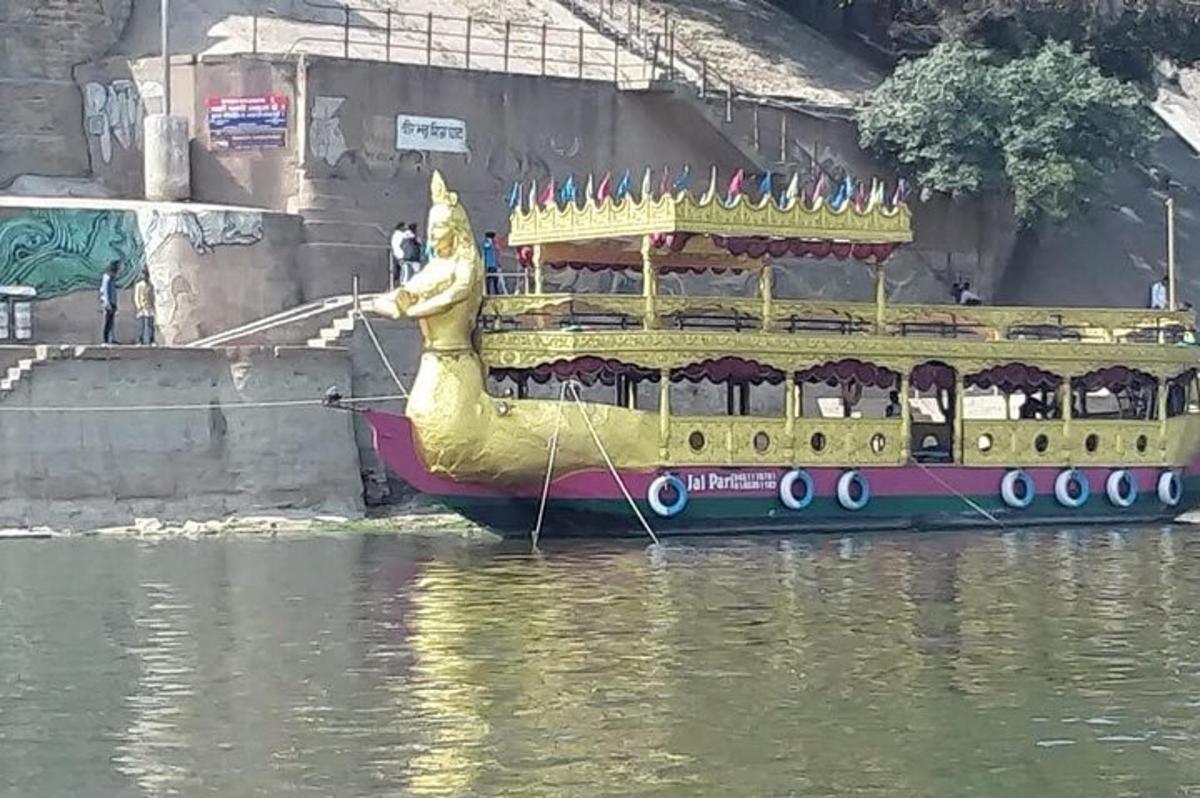 un bateau dans l'eau avec un bateau-dragon