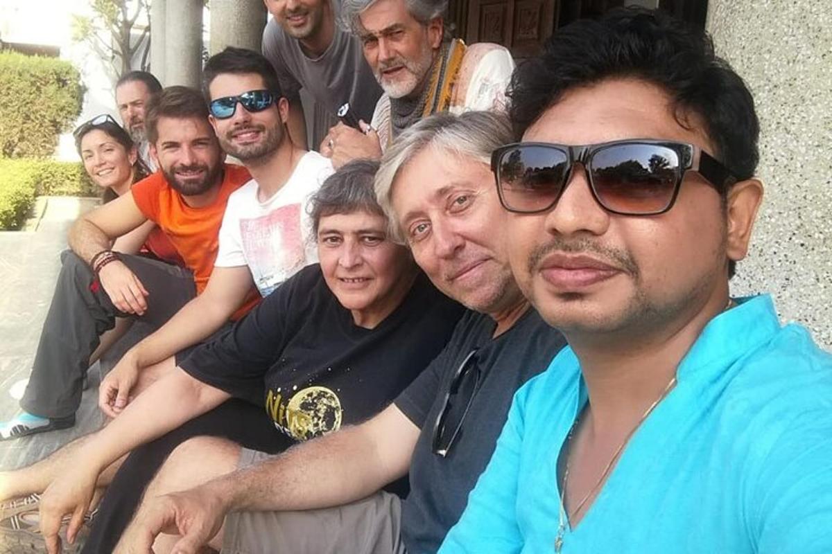 un gruppo di uomini seduti insieme su una panchina