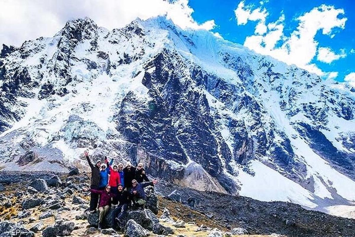 sekumpulan orang berdiri di atas gunung