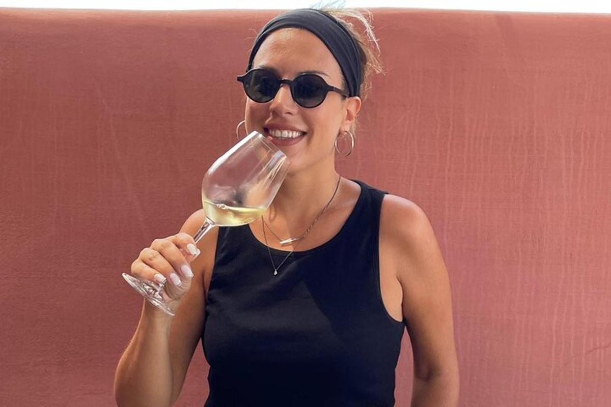 žena držící sklenici bílého vína