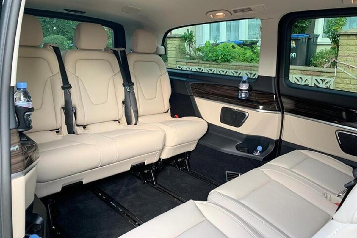 pemandangan tempat duduk belakang sebuah minivan