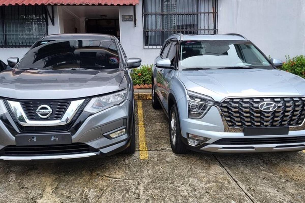 dua trak diletakkan bersebelahan di tempat letak kereta