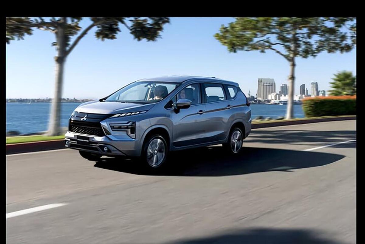 un SUV argentato che percorre una strada vicino all'acqua