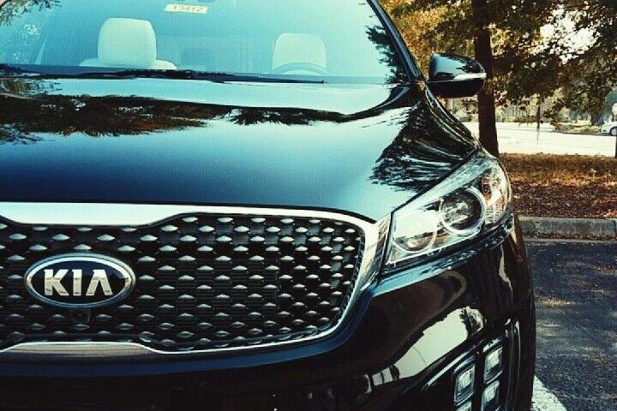 un'auto Kia parcheggiata in un parcheggio