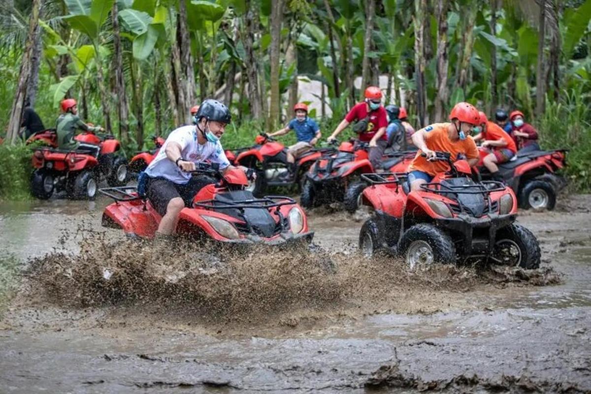 sekelompok orang mengendarai ATV melalui lumpur yang ditebang