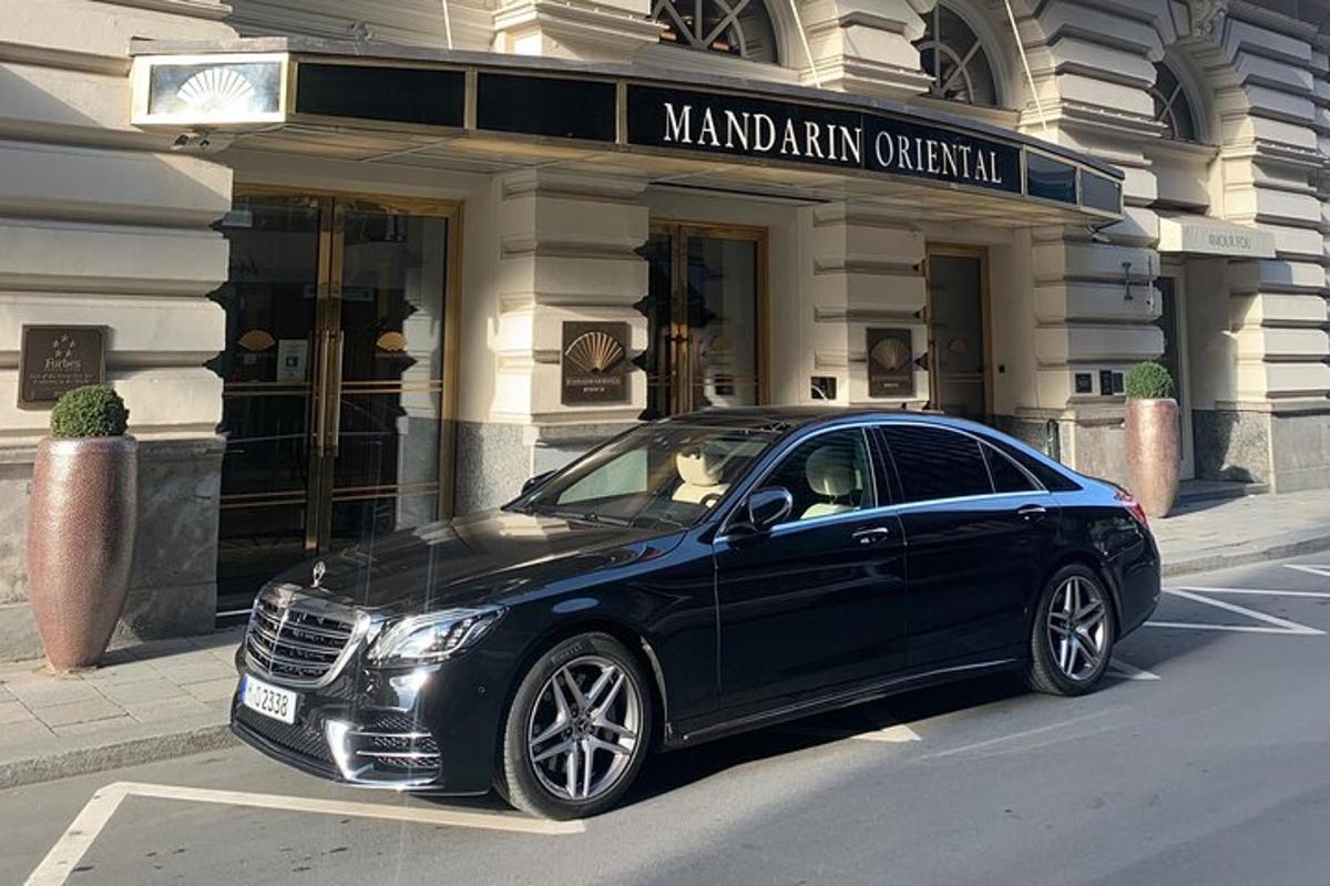 černé auto zaparkované před budovou