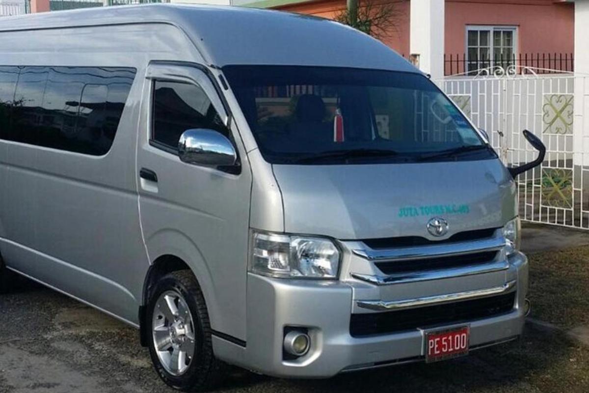 sebuah van perak diletakkan di tempat letak kereta