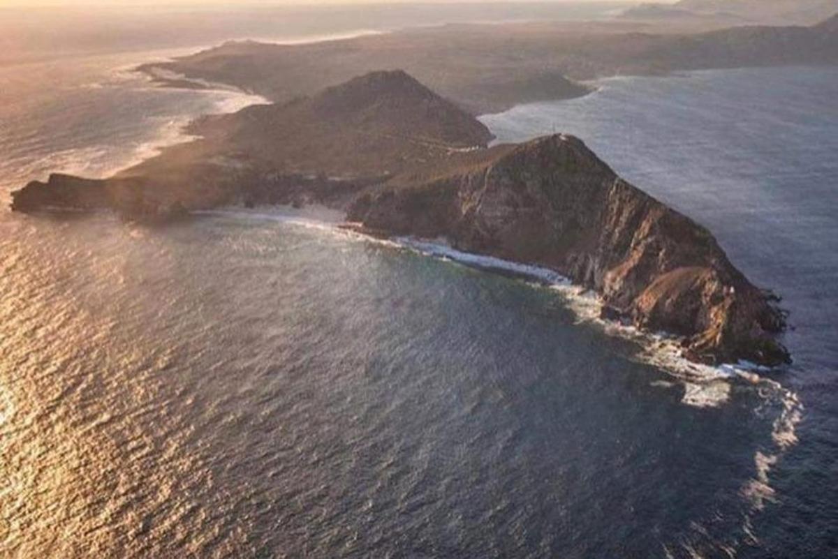 una vista aerea di un'isola nell'oceano