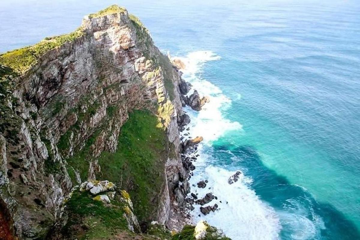 una vista aerea di una montagna con l'oceano