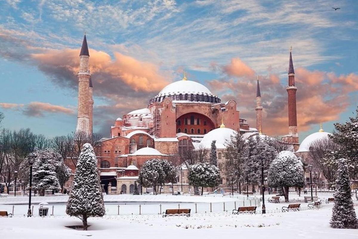 un grande edificio con due moschee nella neve