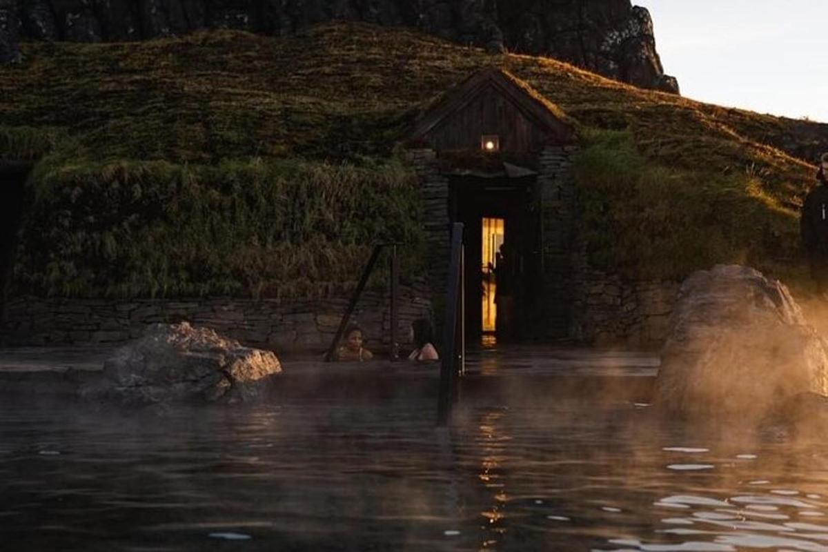 et hus i vannet med folk i det