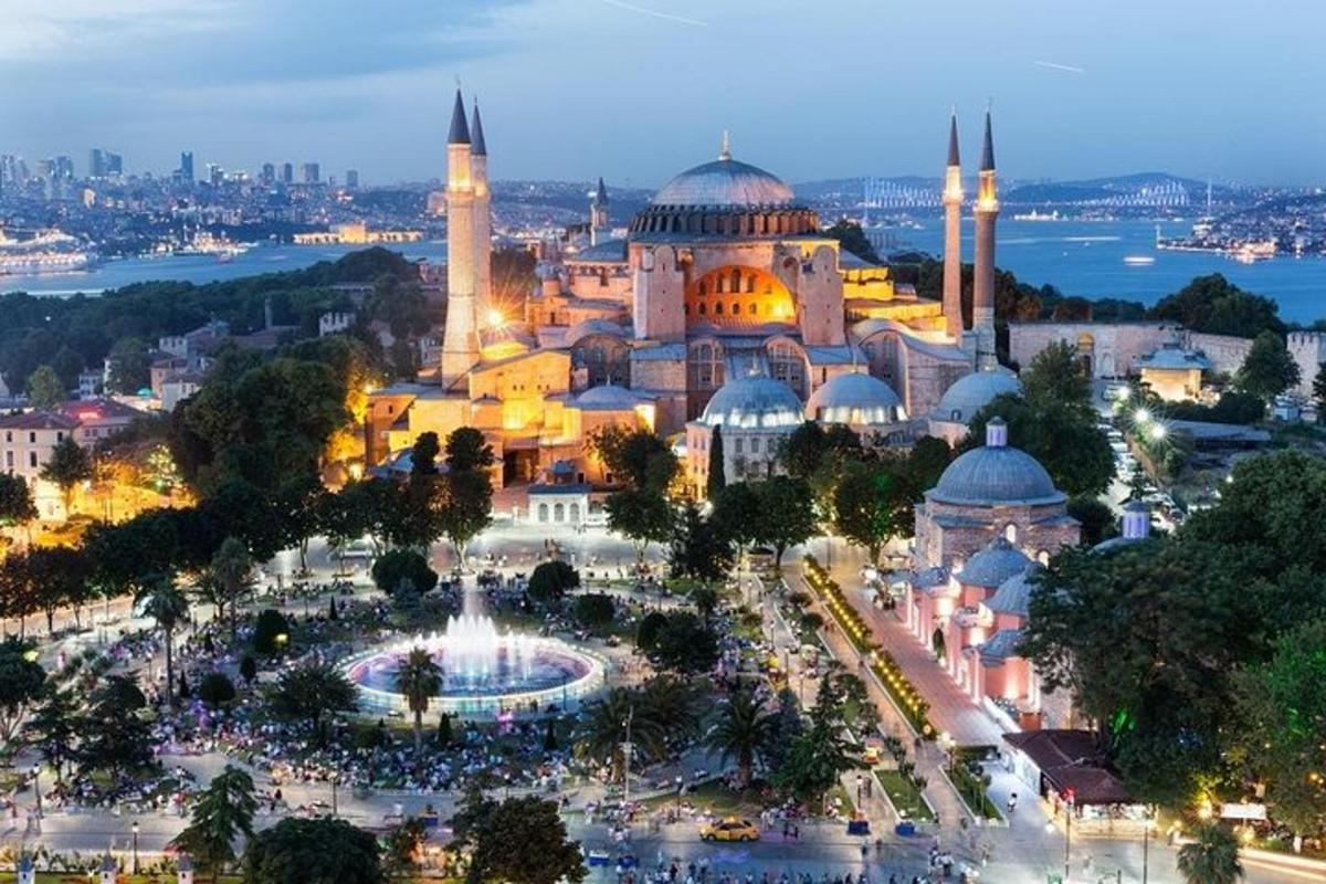 una vista di una moschea con una fontana di fronte