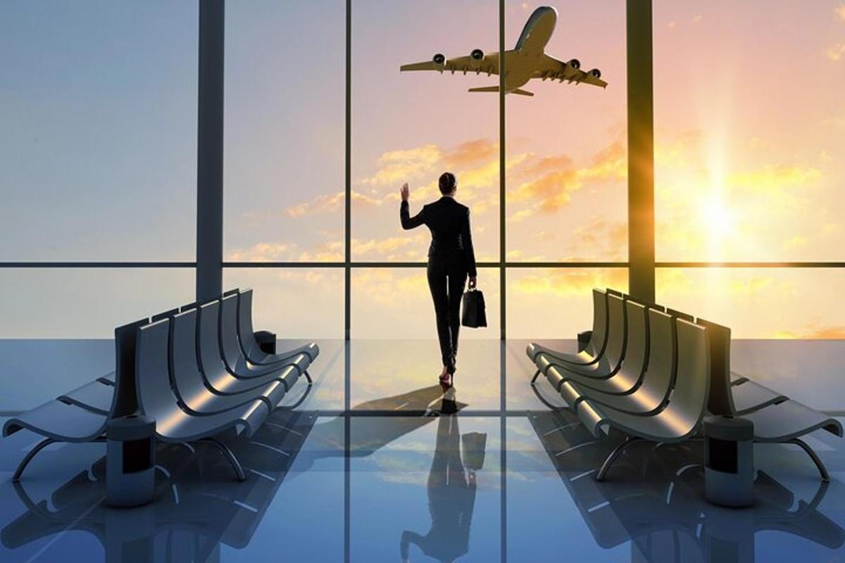 en mann som ser ut av et flyplassvindu på et fly