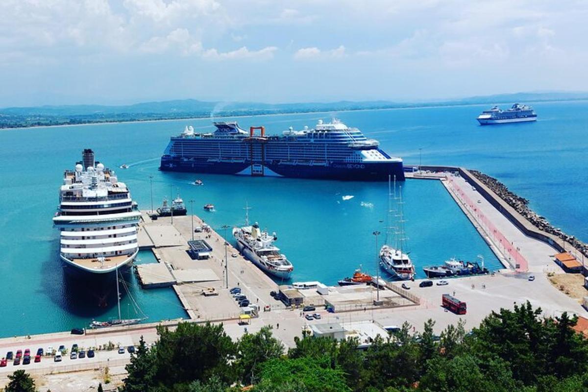 un grup de nave de croazieră acostate într-un port