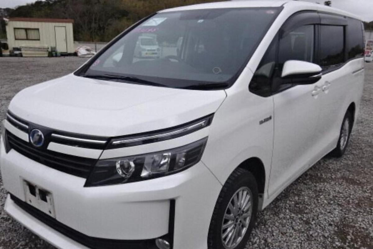 un furgone bianco parcheggiato in un parcheggio