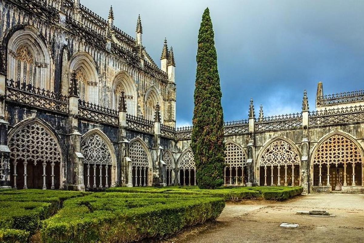 un gran edifici amb un arbre al davant