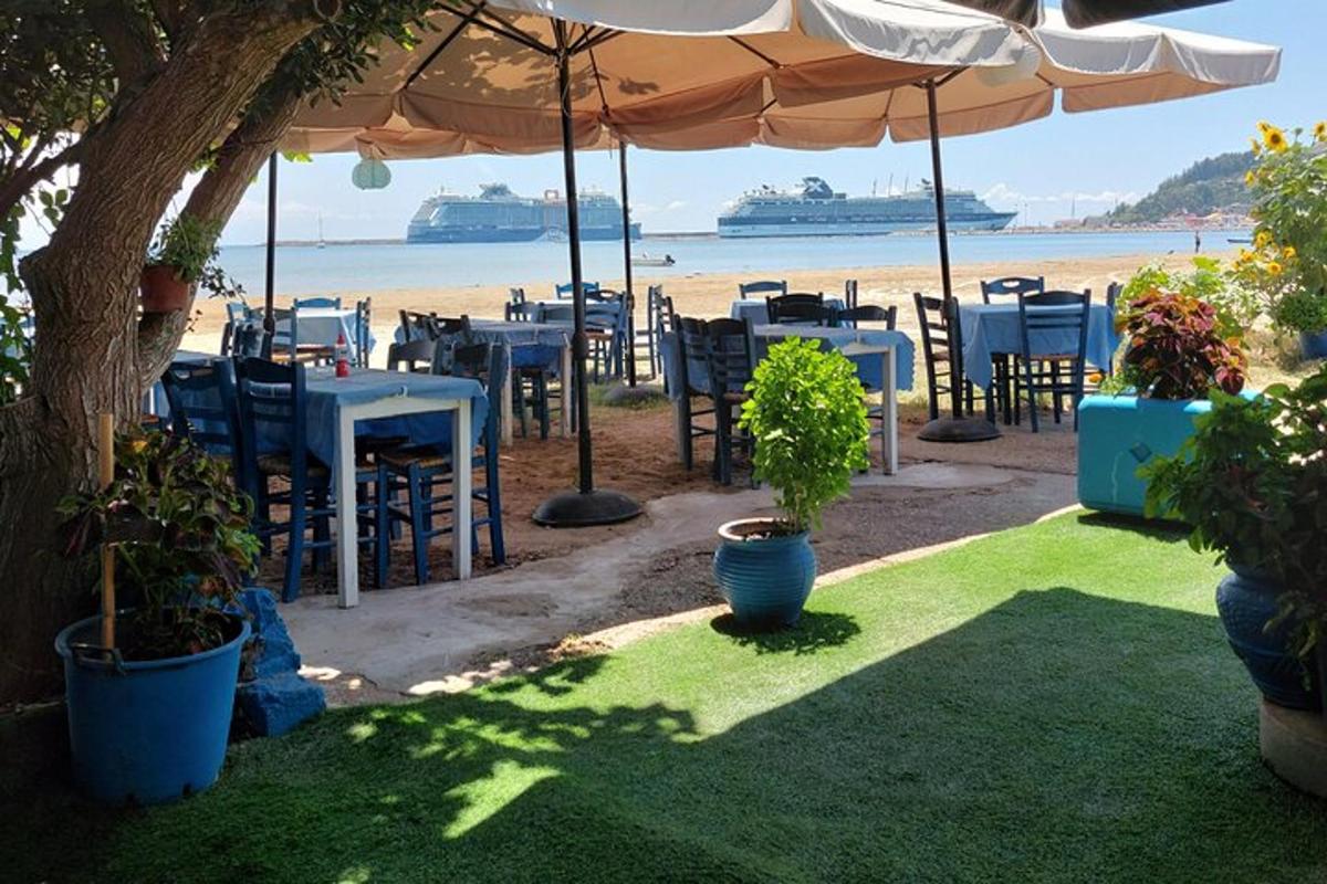 un restaurant pe plajă cu mese și scaune