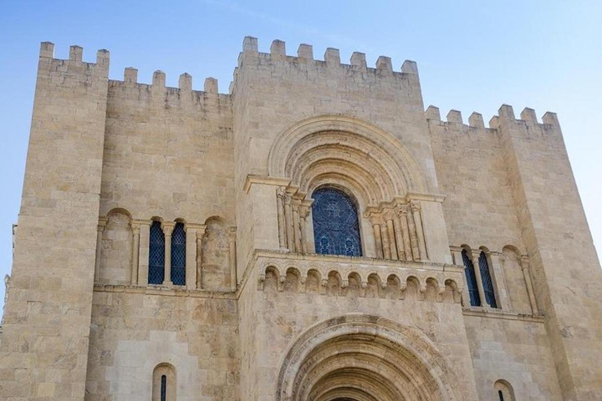 un edifici amb una torre amb una finestra
