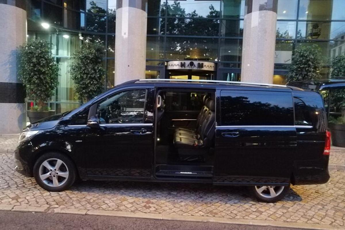 Una camioneta negra estacionada frente a un edificio