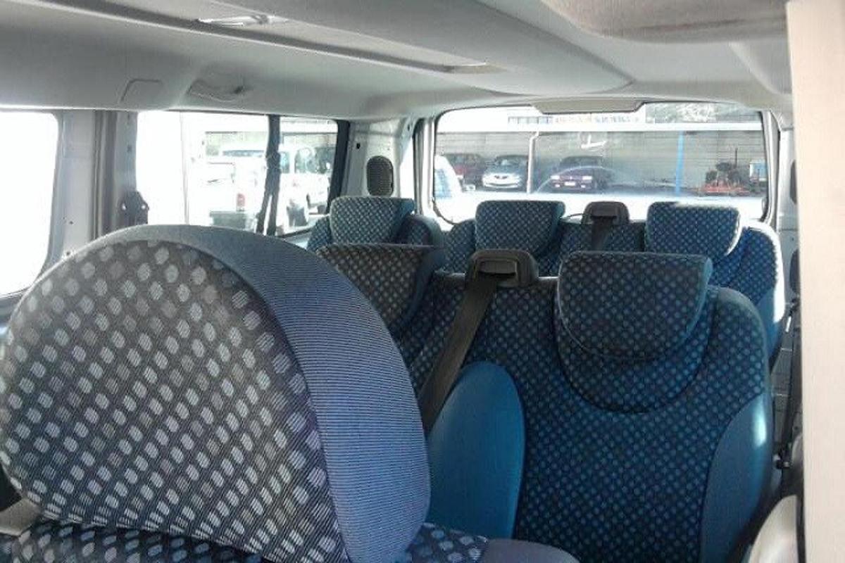Pohled dovnitř autobusu s modrými sedadly
