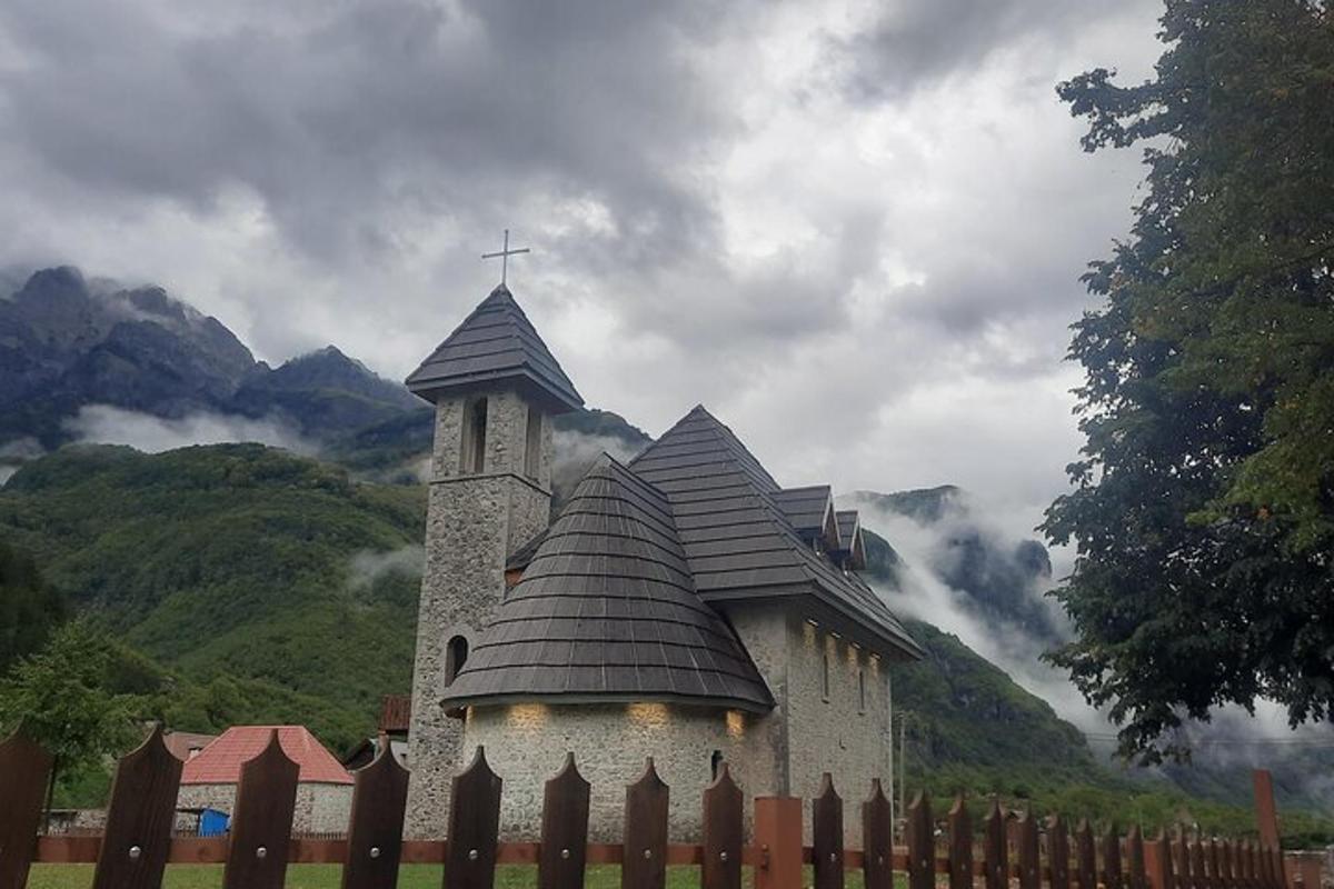çitin üstünde haç bulunan bir kilise