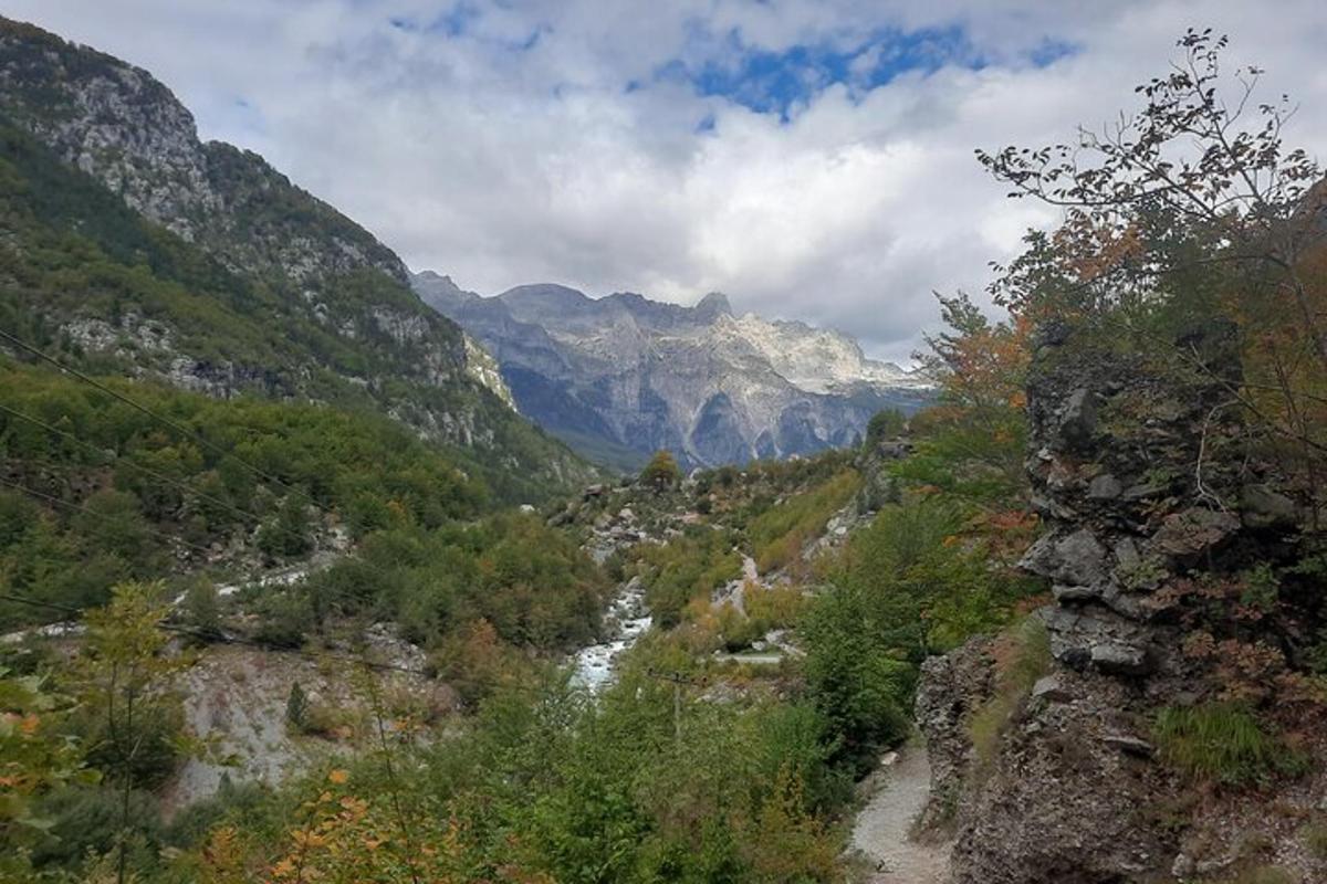 uma vista de um vale de montanha com um rio