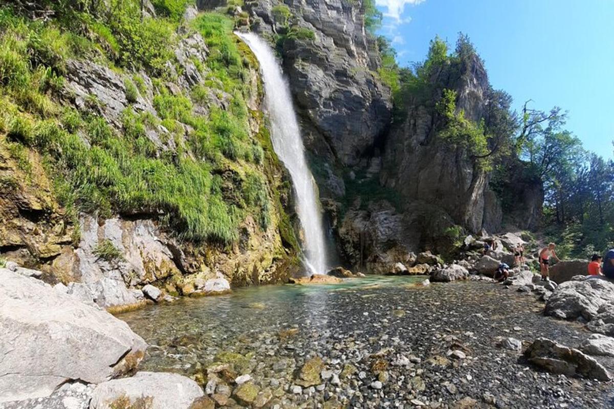 uma cachoeira na encosta de uma montanha rochosa