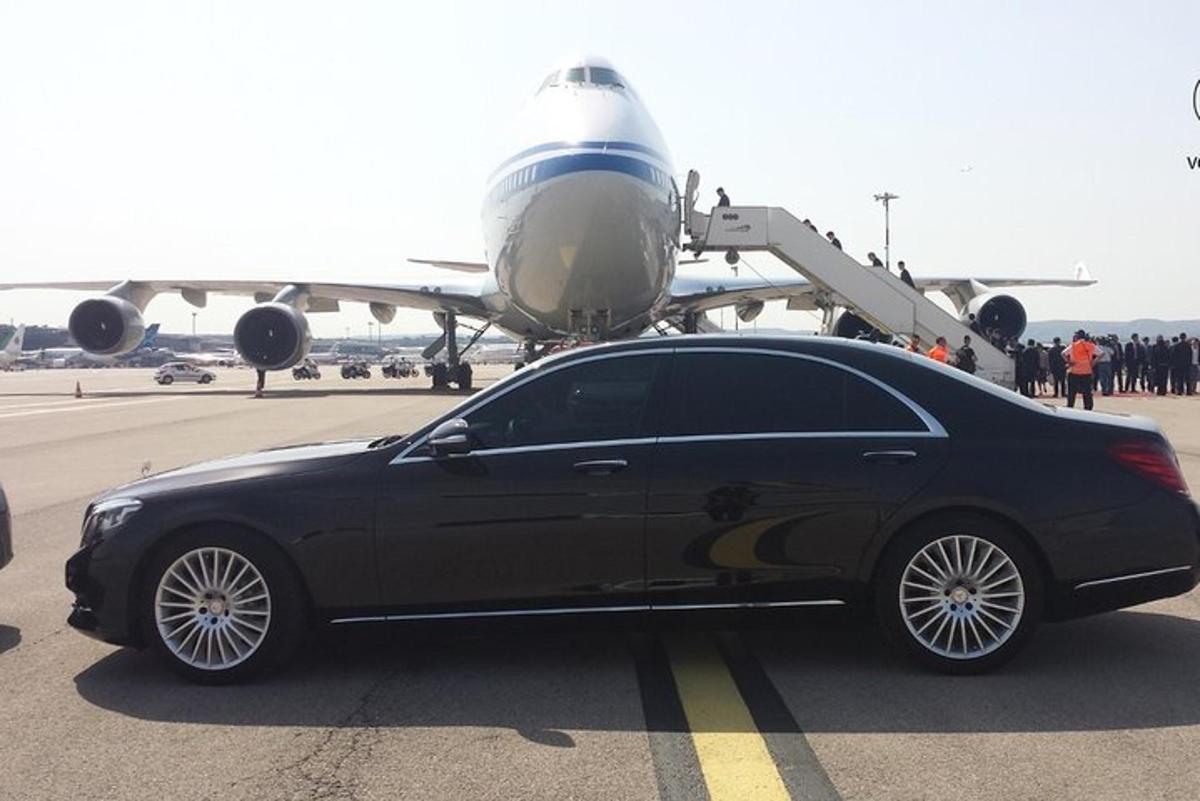 o mașină neagră parcată în fața unui avion